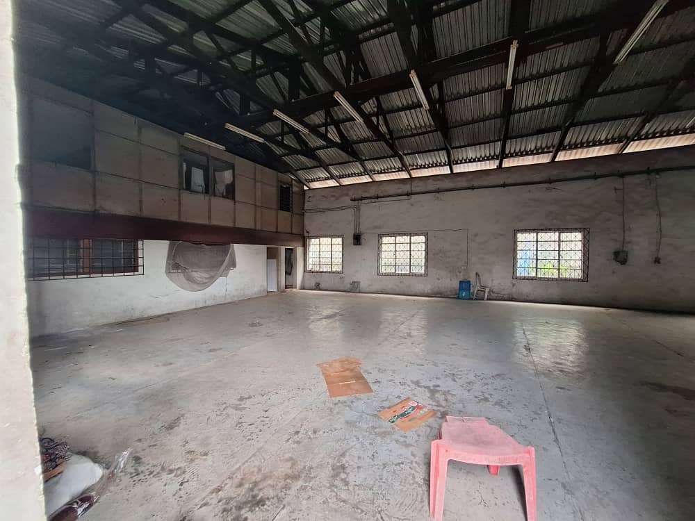 Vacant Warehouse on 545.29sqm Land with Ancillary Structures
