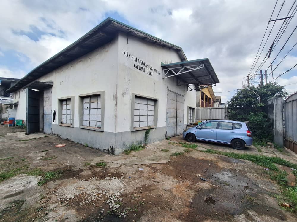 Vacant Warehouse on 545.29sqm Land with Ancillary Structures